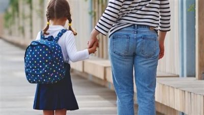 ما الحل القانوني لتأخر الأب عن سداد مصاريف الدراسة.. محام: القانون يلزم الزوجة بدفعها ثم استردادها