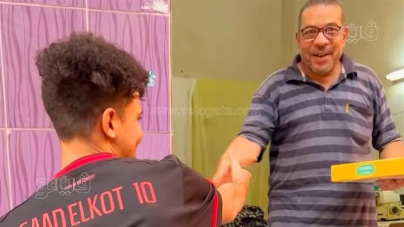 شاب يوزع حلوى المولد