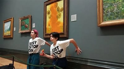 نشطاء يرمون حساء الطماطم على لوحة بعشرات الملايين | فيديو