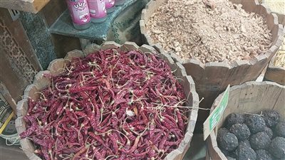 عجين وصبغة.. توابل مغشوشة بالأسواق.. وهذه طرق كشفها |فيديو