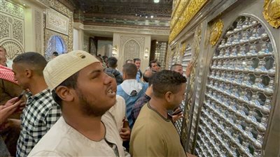 بصوته العذب.. منشد يبهر زوار ضريح الحسين | فيديو 