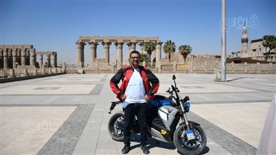 المغامر علي عبده يصل إلى الغابة الشجرية في الأقصر | صور