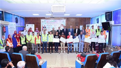 جامعة سوهاج توزع 13 جهاز لاب توب على ذوي الإعاقة البصرية وتكرم 50 طالبًا