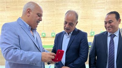 خلال بطولة العالم للرماية.. حازم حسني يكرم رئيس الأولمبية الليبية والأمين العام