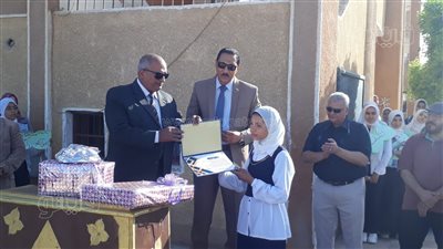 تعليم بني سويف يكرم طالبة عثرت على 30 ألف جنيه وسلمتها لصاحبتها 