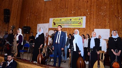 كلية التربية النوعية بسوهاج تستقبل طلابها الجدد وتفتتح معرضًا للمشغولات الفنية 