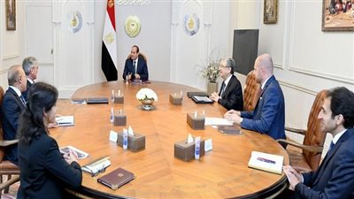 بسام راضي: السيسي يتابع مع رئيس سيمنز آفاق التعاون المشترك في مشروعات الطاقة الخضراء.. مصر تسعى لتصبح مركزًا إقليميًا لإنتاج وتبادل الطاقة الجديدة والمتجددة