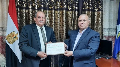 وكيل تربية دمياط يكرم مدير مدرسة الأمل للصم وضعاف السمع 