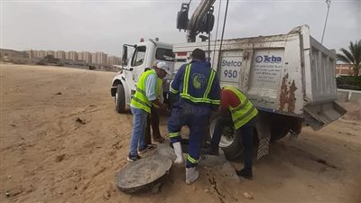 استمرار أعمال تطهير الشنايش والمطابق في شوارع وميادين الإسكندرية 