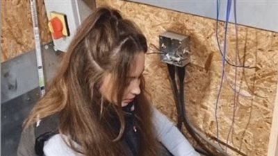 جمال فتاة تعمل كهربائية يعرضها للتنمر| صور