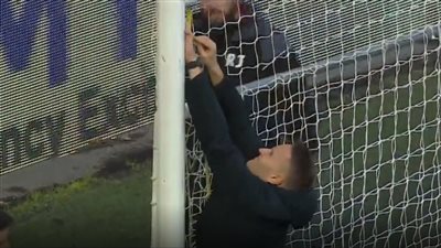 تأجيل مباراة هال سيتي وبرمنجهام بسبب زيادة مساحة المرمى | صور 