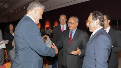 زايد يفتتح معرض صور 