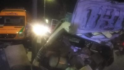تصادم سيارة سوزوكي بأخرى نقل محملة بأعلاف على الطريق السريع بالقليوبية