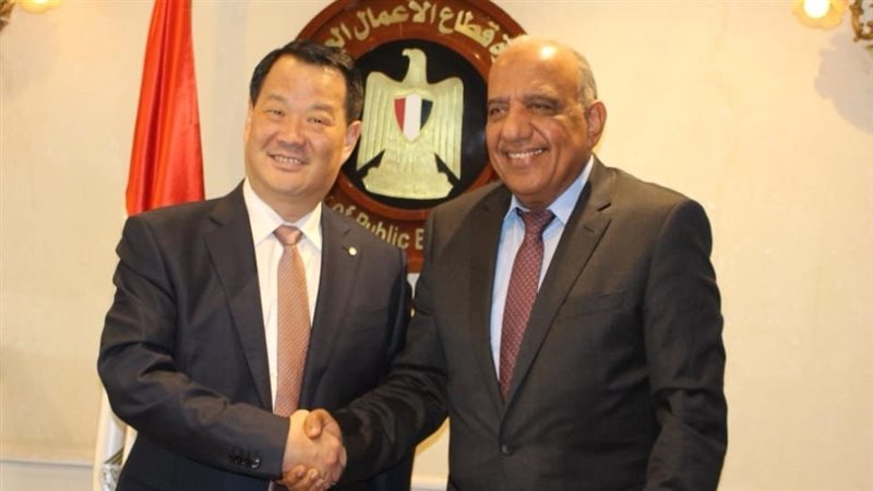 محمود عصمت وزير قطاع