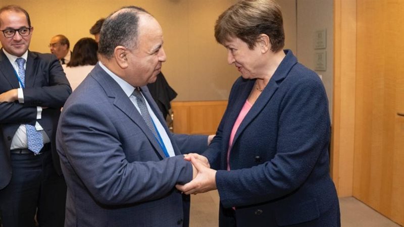 وزير المالية مع مدير