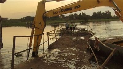 بعد ارتفاع منسوب المياه.. مجلس مدينة السادات يواصل أعمال تعلية الجسور | صور