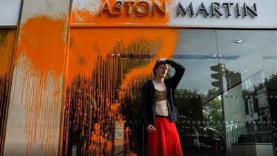 حرب أوكرانيا السبب.. ناشطون يستهدفون صالة عرض لسيارات فارهة في لندن | فيديو