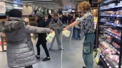 بريطانيون يسكبون اللبن على الأرض.. والنشطاء: انتظروا زوال النعمة | فيديو