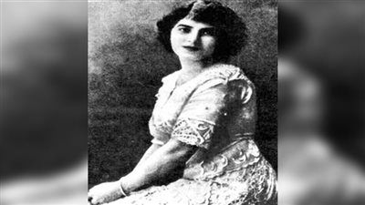 معشوقة الأدباء.. مي زيادة التي صدمت العقاد بمشاعرها.. وحب هذا الشاعر أصابها بالجنون