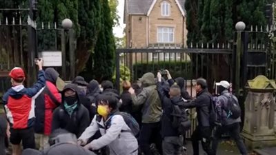 أزمة بين الصين وبريطانيا.. تفاصيل تعرض متظاهر للاعتداء داخل قنصلية بكين في مانشستر