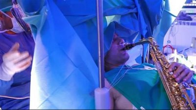 أنشودة الحياة.. مريض يعزف الساكسفون أثناء خضوعه لعملية خطيرة | فيديو