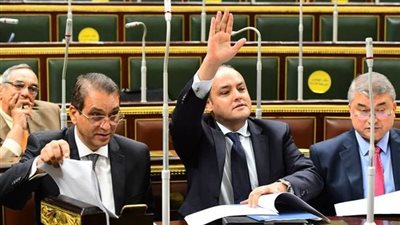 رئيس البرلمان ممازحا النواب: متهزروش مع وزير الصناعة.. اعتبروه وزير