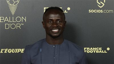 بملابس أفريقية.. ماني يصل حفل الكرة الذهبية 2022 | فيديو