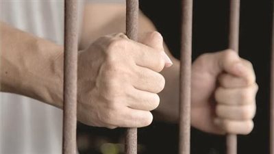 هزار بالسجائر والبنزين.. حبس عامل أشعل النيران في جسد صديقه بالصف