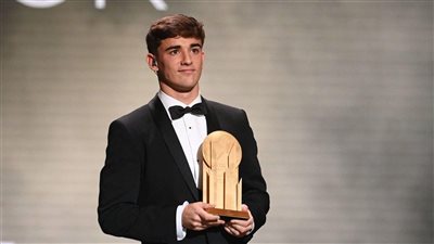 جافي نجم برشلونة يفوز بجائزة كوبا لأفضل لاعب شاب 2022