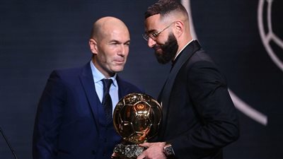 بنزيما يحصد الكرة الذهبية.. محمد صلاح يحتل المركز الخامس وساديو ماني يفوز بجائزة خاصة 