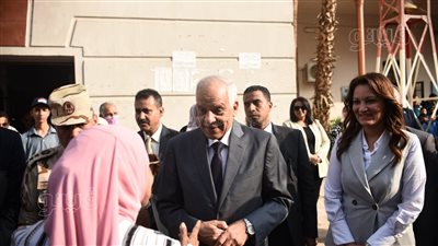 محافظ الجيزة يشارك طلاب مدرسة اليوم الرياضي | فيديو