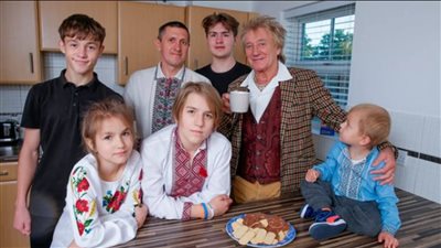 هدية مفاجأة من نجم الروك العالمي رود ستيوارت لأسرة أوكرانية 