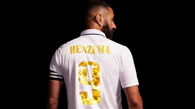 مرصع بالذهب.. قميص جديد لكريم بنزيما بعد فوزه بالكرة الذهبية