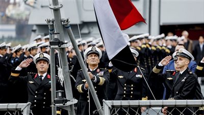 قائد القوات البحرية يرفع علم مصر على الفرقاطة 