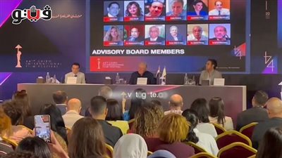 حسين فهمي يوجه الشكر لمحمد حفظي بمؤتمر مهرجان القاهرة السينمائي | فيديو وصور 