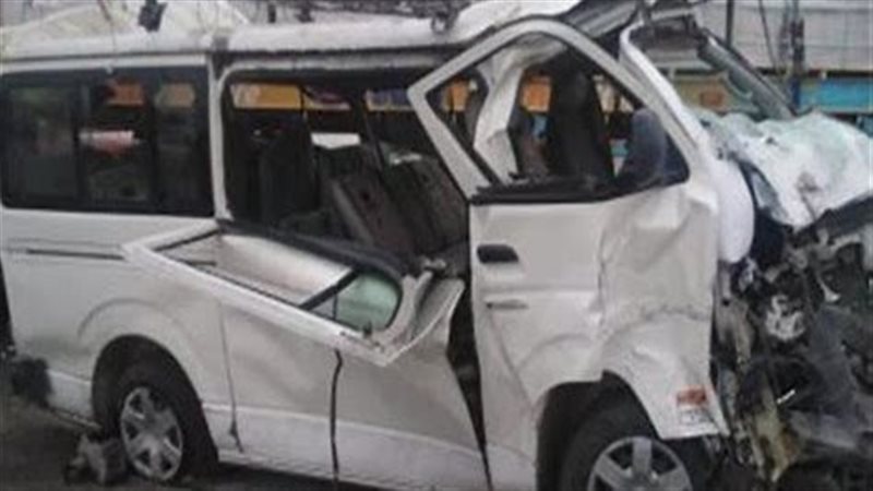 اصطدام ميكروباص بمحطة