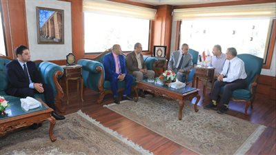 محافظ سوهاج يستقبل خبير 