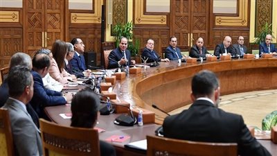 السيسي: حريصون على استمرار التفاعل المباشر مع المستثمرين ورجال الأعمال لدعم الاقتصاد وتوطين الصناعة