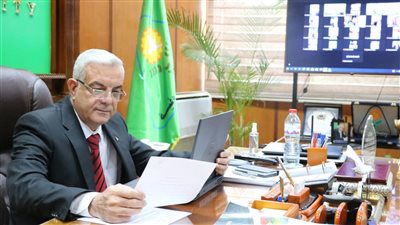 رئيس جامعة المنوفية يتابع سير العملية التعليمية مع عمداء الكليات