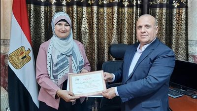 وكيل تعليم دمياط يكرم حنان حافظ لحصولها على جائزة الاتحاد الأفريقي للمعلمين القاريين 