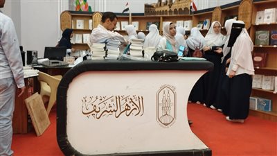 إقبال على إصدارات «البحوث الإسلامية» بمعرض المهندسين بالسويس