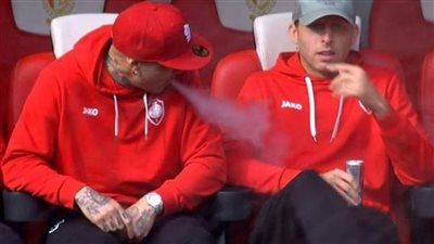 إيقاف لاعب بالدوري البلجيكي بسبب التدخين على مقاعد البدلاء | فيديو 