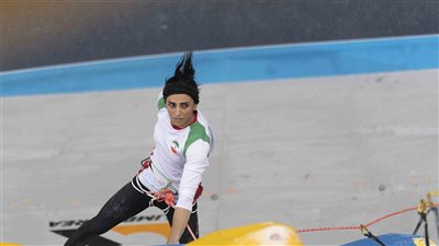 لغز الاختفاء والظهور.. لحظة وصول المتسلقة الإيرانية مطار طهران.. وهذا ما صرحت به | فيديو