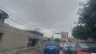 سقوط أمطار على محافظة الإسكندرية.. وانتشار مكثف لسيارات الصرف الصحي 