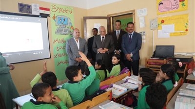 محافظ الجيزة يوجه مدير تعليم أوسيم بالمرور على المدارس