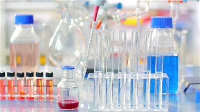 موجودة في الماء والغذاء والملابس.. قصة أخطر مادة كيميائية على الأرض