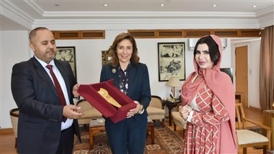 وزيرة الثقافة تلتقي وفد دار الأوبرا السلطانية | صور