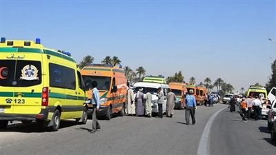 إصابة سائق وتباع فى انقلاب سيار محملة بكراتين مياه بسوهاج