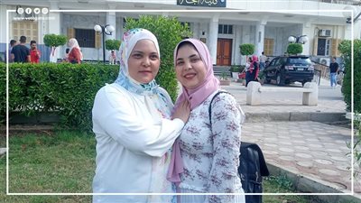 تحدت الأمية.. حكاية سيدة تدرس مع ابنتها بكلية التجارة بجامعة بني سويف | فيديو