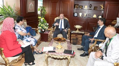 محافظ بني سويف يبحث مع وفد إنقاذ الطفولة إجراءات تنفيذ مشروع قرية متعلمة 